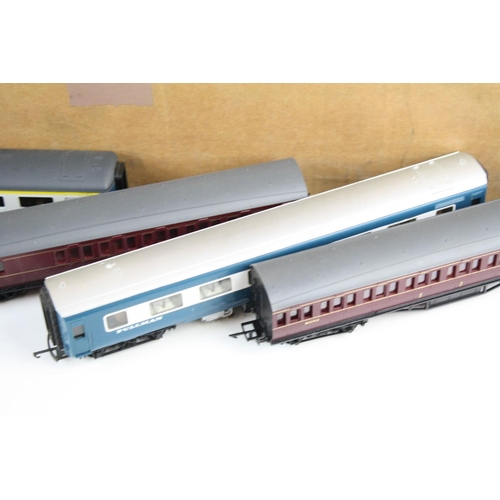 116 - 42 OO gauge items of rolling stock to include Grafar, Hornby, Triang, Wrenn, etc featuring coaches, ... 