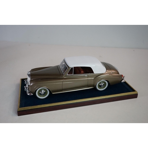 1170 - Four cased 1:18 scale diecast model classic cars to include Rolls Royce and Mercedes, models fixed t... 