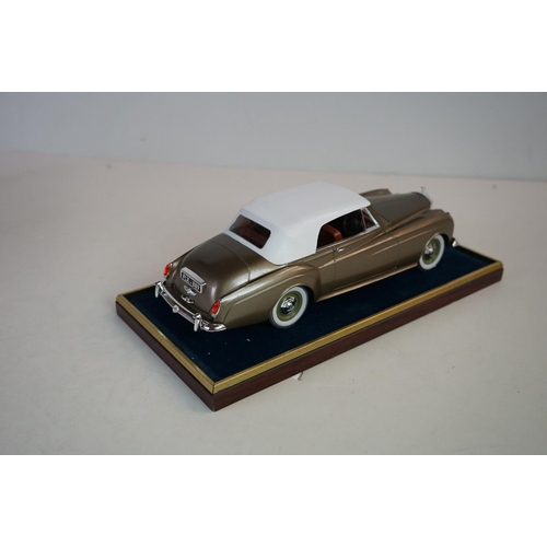 1170 - Four cased 1:18 scale diecast model classic cars to include Rolls Royce and Mercedes, models fixed t... 