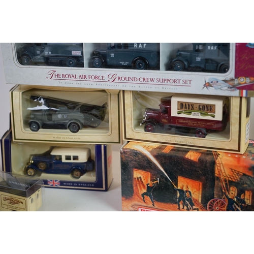 1172 - Collection of boxed and loose diecast models, to include Matchbox, Dinky, Corgi etc, together with a... 