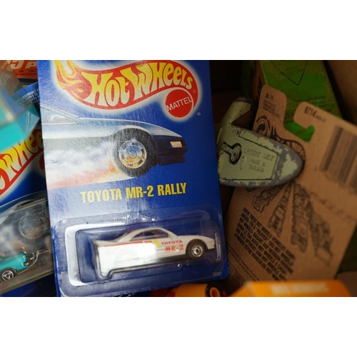 1184 - Selection of boxed and loose plastic and diecast models, to include Matchbox, Mattel Hot Wheels, Air... 