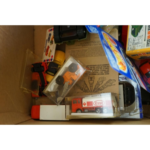 1184 - Selection of boxed and loose plastic and diecast models, to include Matchbox, Mattel Hot Wheels, Air... 