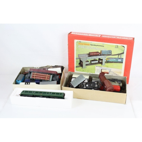 133 - Quantity of OO gauge model railway to include boxed Hornby R403 Ore Wagon Set and 28 x items of roll... 