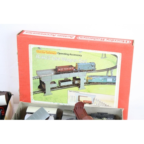 133 - Quantity of OO gauge model railway to include boxed Hornby R403 Ore Wagon Set and 28 x items of roll... 