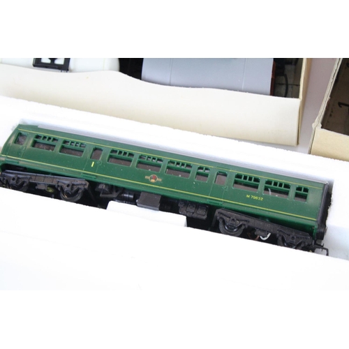 133 - Quantity of OO gauge model railway to include boxed Hornby R403 Ore Wagon Set and 28 x items of roll... 