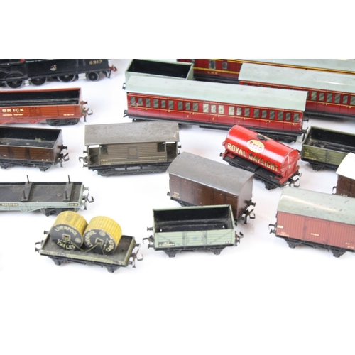 135 - Two Hornby Dublo locomotives to include Duchess of Atholl & 0-6-2 and 22 x items of Hornby Dublo rol... 