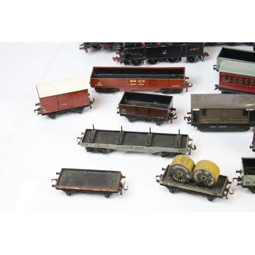 135 - Two Hornby Dublo locomotives to include Duchess of Atholl & 0-6-2 and 22 x items of Hornby Dublo rol... 