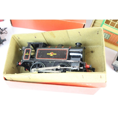 138 - Group of Hornby O gauge model railway to include boxed No 40 Tank Locomotive in black, boxed No 51 C... 