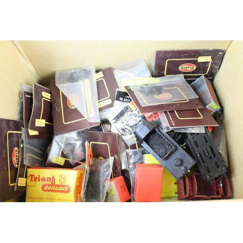 139 - Quantity of ex shop stock OO gauge bagged model railway accessories to include Airfix couplings plus... 