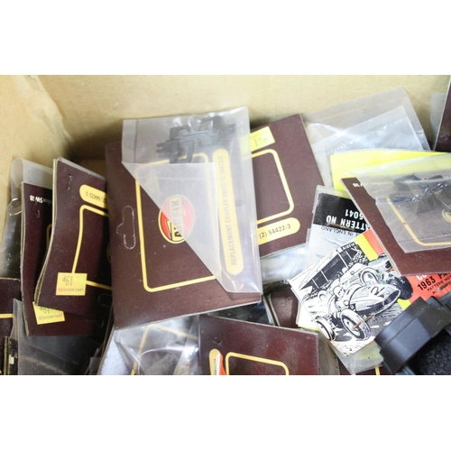 139 - Quantity of ex shop stock OO gauge bagged model railway accessories to include Airfix couplings plus... 