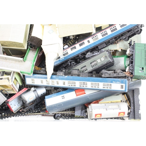 154 - Quantity of OO gauge model railway to include 18 x items of rolling stock featuring Hornby, Lima etc... 