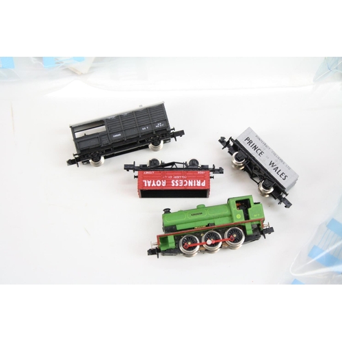 157 - Group of N gauge model railway to include Grafar 0-6-0 locomotive, 2 x Grafar trucks, boxed Lima Lon... 