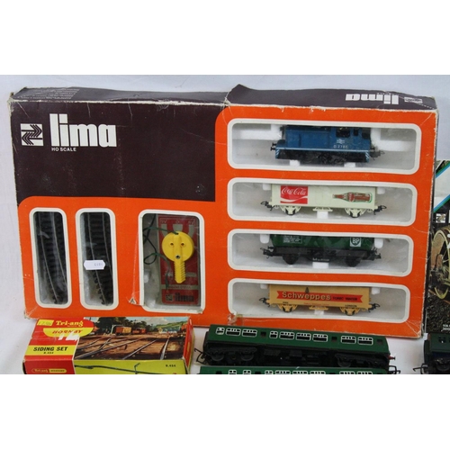 161 - Quantity of OO gauge model railway to include boxed Lima electric train set with locomotive, 3 x ite... 