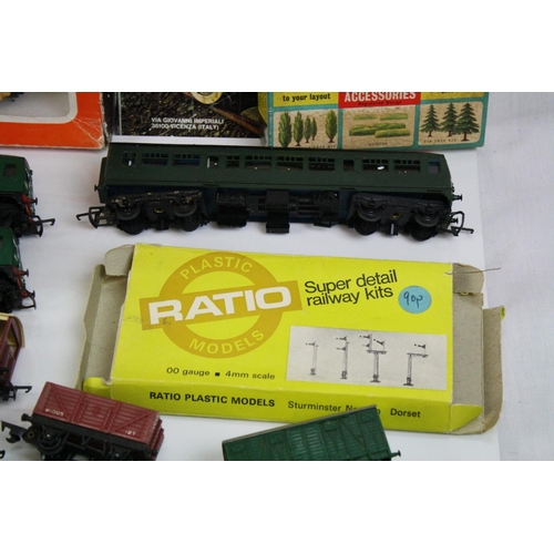 161 - Quantity of OO gauge model railway to include boxed Lima electric train set with locomotive, 3 x ite... 