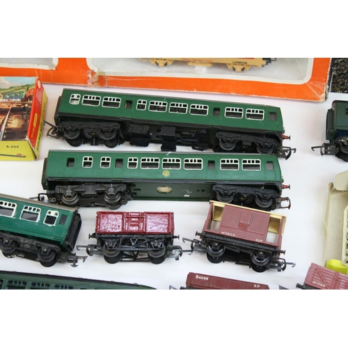 161 - Quantity of OO gauge model railway to include boxed Lima electric train set with locomotive, 3 x ite... 