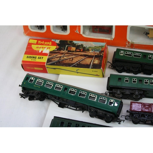 161 - Quantity of OO gauge model railway to include boxed Lima electric train set with locomotive, 3 x ite... 