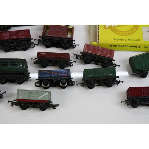 161 - Quantity of OO gauge model railway to include boxed Lima electric train set with locomotive, 3 x ite... 