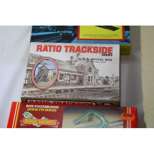 166 - Quantity of boxed / carded / bagged and unused OO / HO gauge model railway accessories to incluee Ho... 