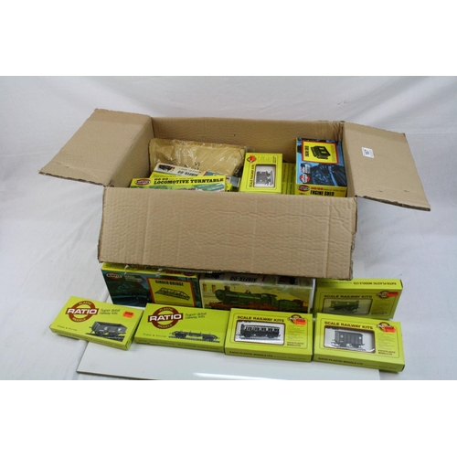 167 - Good collection of boxed and unmade OO / HO model railway plastic kits to include Airfix & Ratio, fe... 