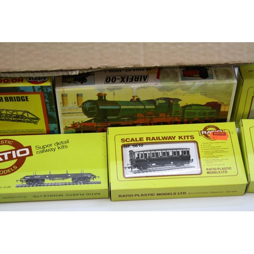 167 - Good collection of boxed and unmade OO / HO model railway plastic kits to include Airfix & Ratio, fe... 