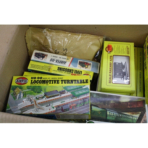 167 - Good collection of boxed and unmade OO / HO model railway plastic kits to include Airfix & Ratio, fe... 