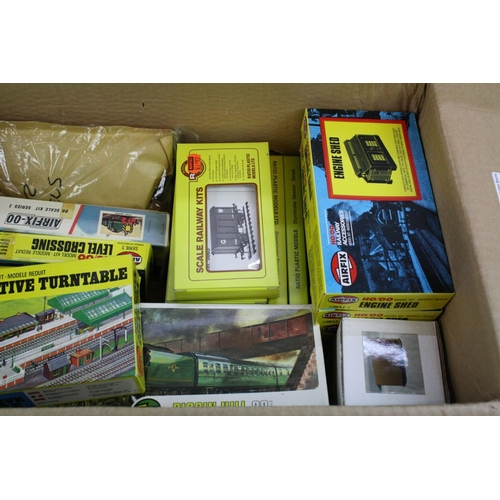 167 - Good collection of boxed and unmade OO / HO model railway plastic kits to include Airfix & Ratio, fe... 