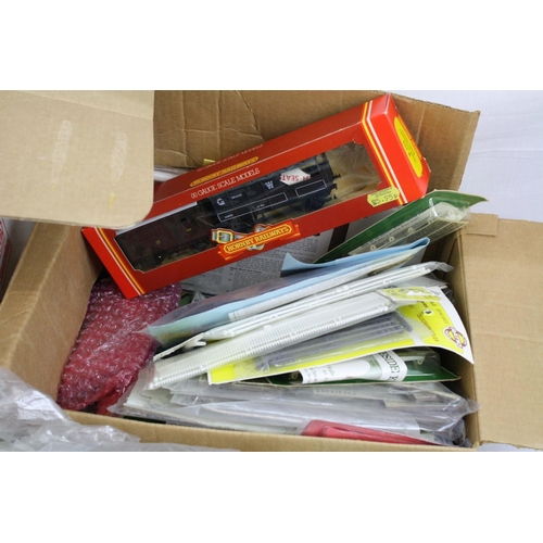 168 - Quantity of OO / HO gauge model railway to include various boxed Peco track, bagged/carded plastic m... 