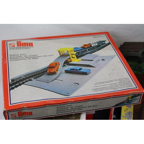 172 - Quantity of OO gauge model railway to include 13 x items of rolling stock, boxed Hornby R345B Operat... 