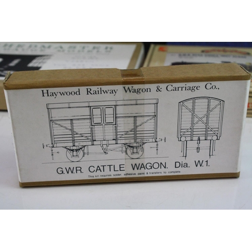 187 - Eight boxed O & OO gauge to include Milestones GWR Dean Single 3031 Class (OO), 4 x Haywood Railway ... 