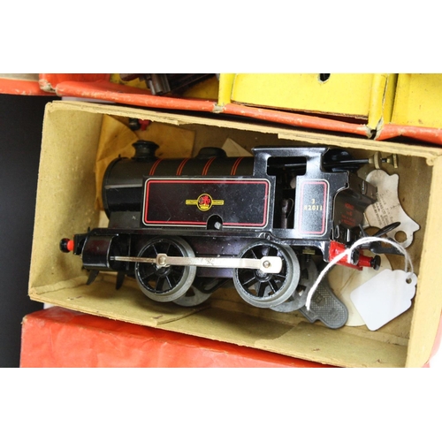 189 - Boxed Hornby O gauge NO 40 Tank Locomotive (Reversing) 0-4-0 in BR black livery plus a boxed Hornby ... 