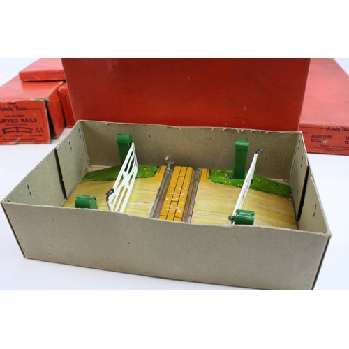 190 - Large quantity of Hornby O gauge model railway, mainly boxes examples, to include 8 x boxed items of... 