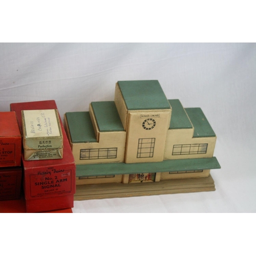 190 - Large quantity of Hornby O gauge model railway, mainly boxes examples, to include 8 x boxed items of... 