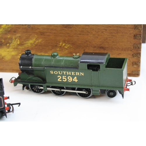 195 - Two OO gauge locomotives to include Triang R754 and a diecast Southern 2594 0-6-2, 2 x Hornby Dublo ... 