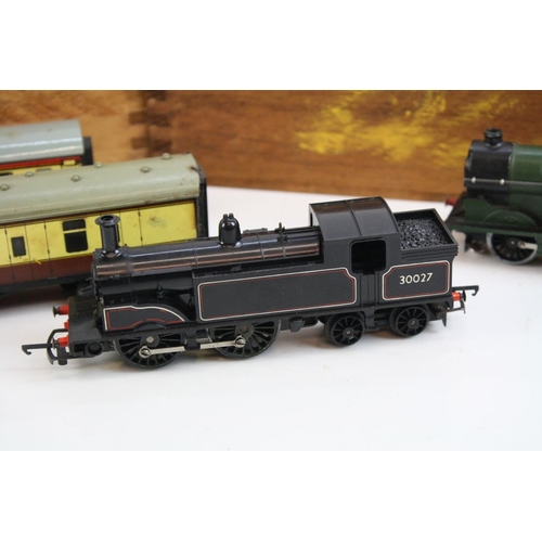 195 - Two OO gauge locomotives to include Triang R754 and a diecast Southern 2594 0-6-2, 2 x Hornby Dublo ... 