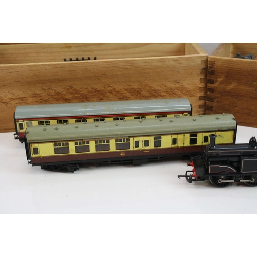 195 - Two OO gauge locomotives to include Triang R754 and a diecast Southern 2594 0-6-2, 2 x Hornby Dublo ... 