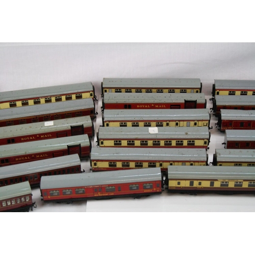 209 - 27 Hornby Dublo items of rolling stock, all coaches including Royal Mail coach, 3 x boxed examples