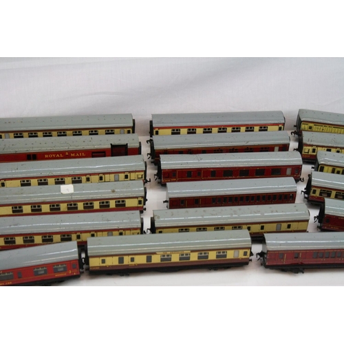 209 - 27 Hornby Dublo items of rolling stock, all coaches including Royal Mail coach, 3 x boxed examples