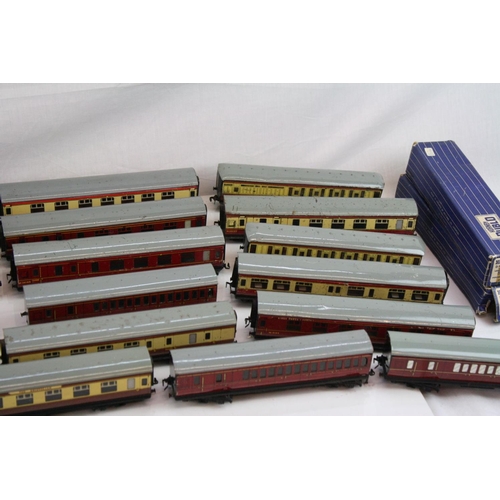 209 - 27 Hornby Dublo items of rolling stock, all coaches including Royal Mail coach, 3 x boxed examples