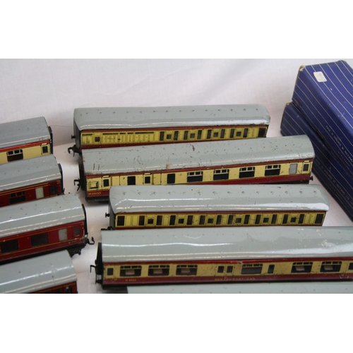 209 - 27 Hornby Dublo items of rolling stock, all coaches including Royal Mail coach, 3 x boxed examples