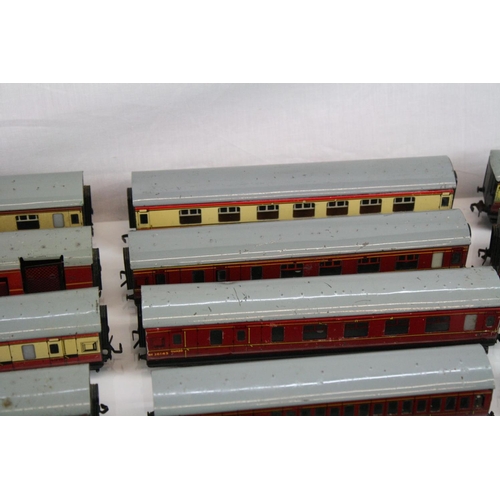 209 - 27 Hornby Dublo items of rolling stock, all coaches including Royal Mail coach, 3 x boxed examples