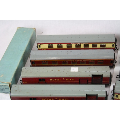 209 - 27 Hornby Dublo items of rolling stock, all coaches including Royal Mail coach, 3 x boxed examples