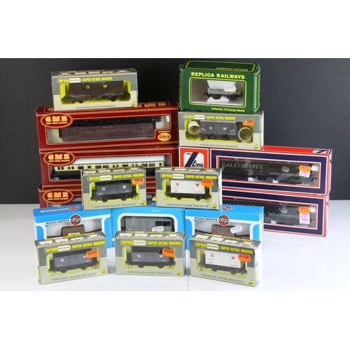 21 - 16 Boxed OO gauge items of rolling stock to include 7 x Wrenn, 6 x Airfix, 2 x Lima and 1 x Replica