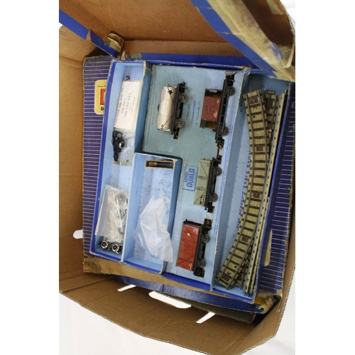 211 - Quantity of Hornby Dublo accessories to include boxed D1 Signal Cabin, D1 Through Station, D1 Island... 