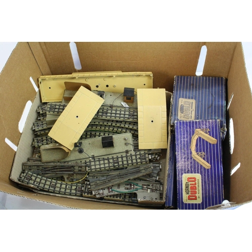 211 - Quantity of Hornby Dublo accessories to include boxed D1 Signal Cabin, D1 Through Station, D1 Island... 