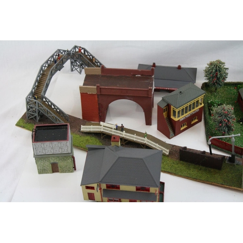 214 - Large quantity of OO gauge model railway accessories to incldue trackside buildings and track