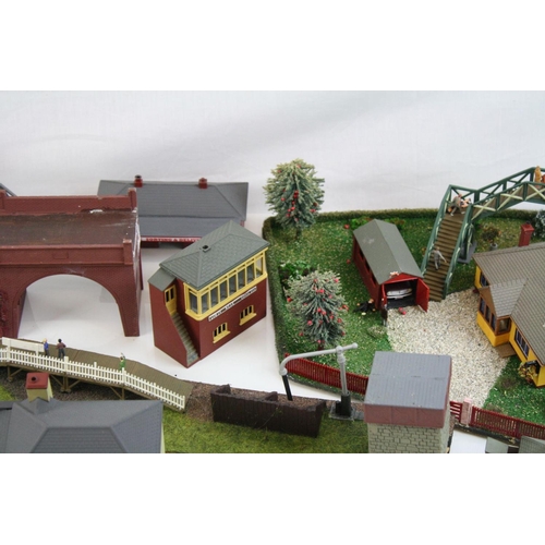 214 - Large quantity of OO gauge model railway accessories to incldue trackside buildings and track