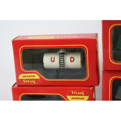 217 - 18 Boxed Triang / Hornby items of OO gauge model railway to include R402 Operating Mail Coach, R458 ... 