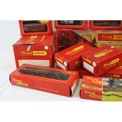 217 - 18 Boxed Triang / Hornby items of OO gauge model railway to include R402 Operating Mail Coach, R458 ... 