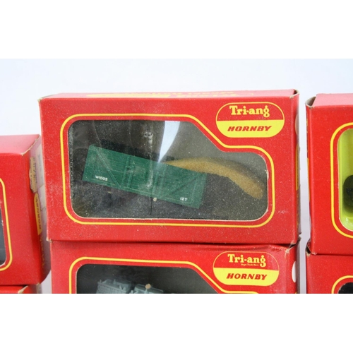 217 - 18 Boxed Triang / Hornby items of OO gauge model railway to include R402 Operating Mail Coach, R458 ... 