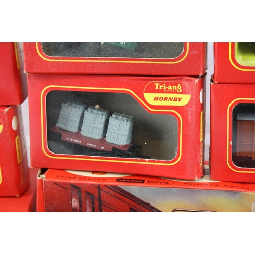 217 - 18 Boxed Triang / Hornby items of OO gauge model railway to include R402 Operating Mail Coach, R458 ... 